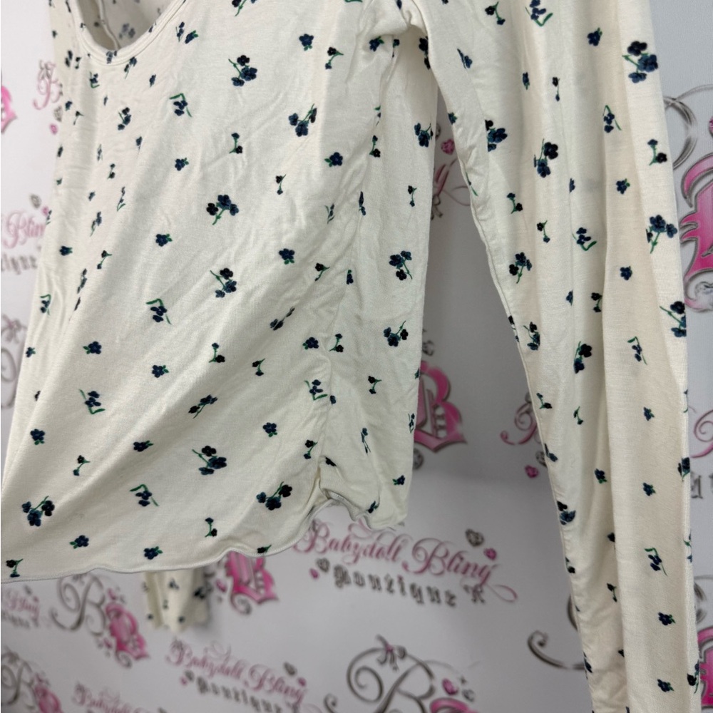 White Fox long sleeve cropped crop white  Cream navy  Floral Long Sleeve Top - Picture 5 of 12